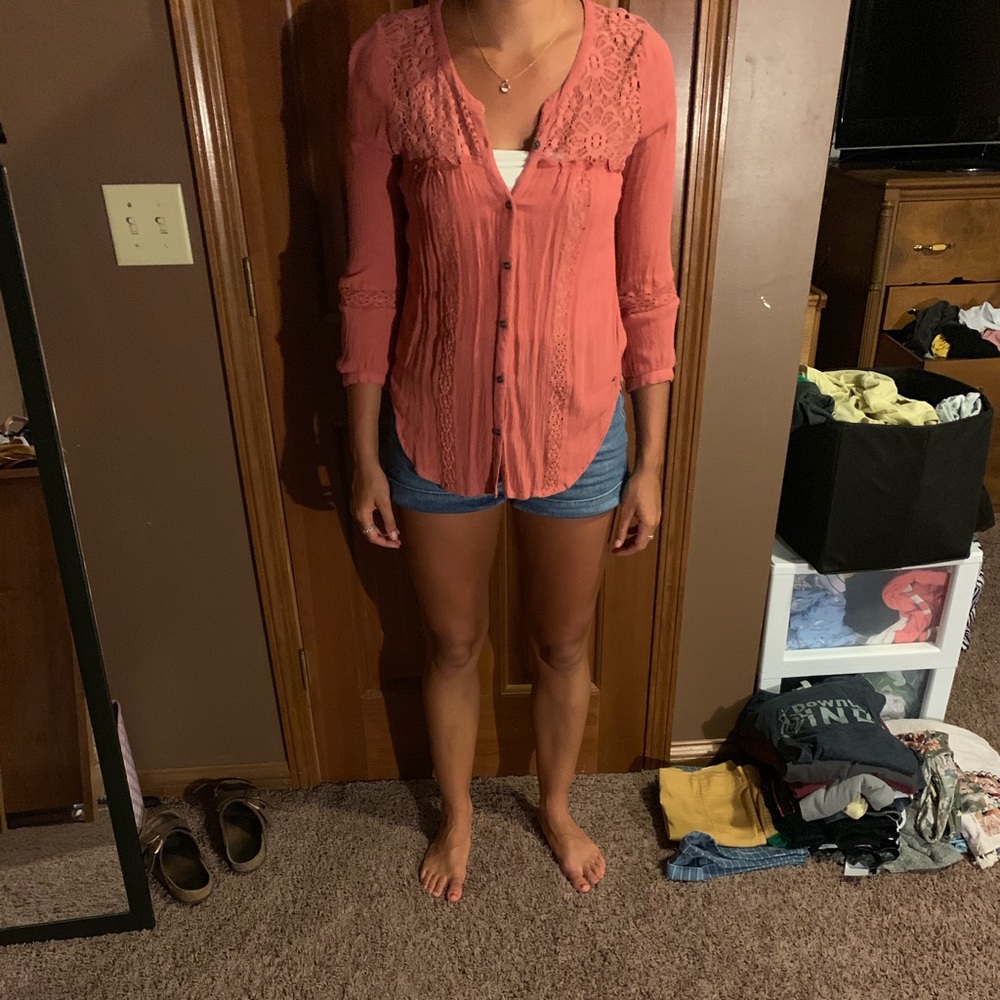 3/4 length American Eagle top w/ lace detail